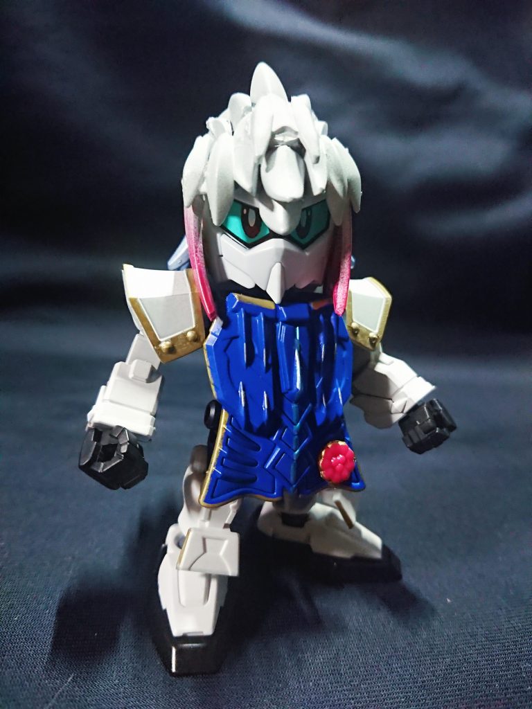 頭髪は三国伝のパーツを盛り再現していますが、これ以上盛ると肩に干渉し、可動ができないため少し控え目です。後ろ側のもっさりロン毛は、三国創傑伝の孫堅の頭部を使用し、後は塗装で再現です。