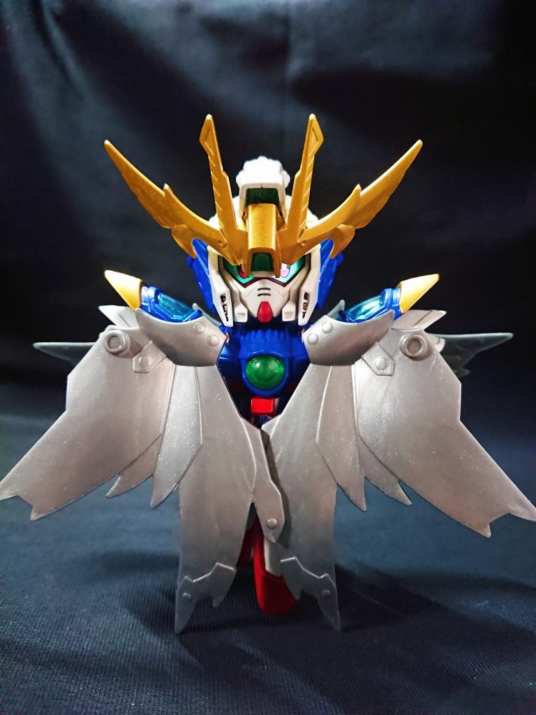 マント形態は翼を前面に取り付け、大気圏突入モードを再現した状態となります。