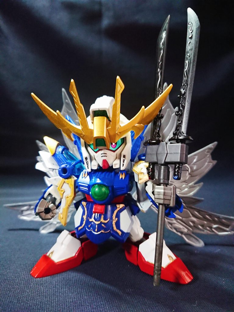 孔子の子孫で20世の孫となる。先祖からの遺伝か、学問好きで博識だった。朝廷に仕え後漢の最混乱期には北海国の相となった。劉備とは仲が良かったが、曹操とは互いにライバル視しており、晩年まで喧嘩の相手の1人だった。