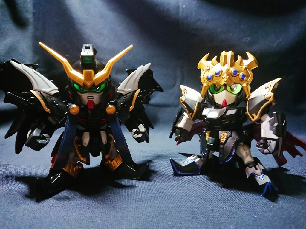 過去作の董白デスサイズギルティと比較。2度目のヘルカスタムモチーフは、胸部と足先は同じパーツですが、似て非なる物になりました。なんだか兄妹みたいです。