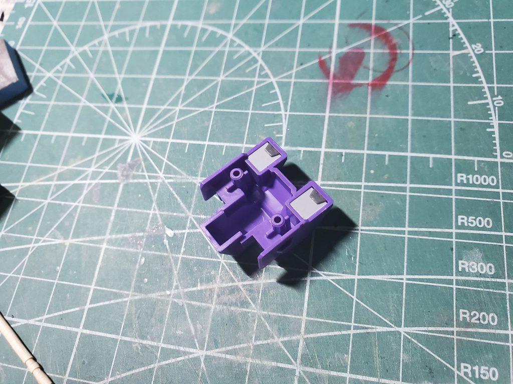 バックパックの肉抜き穴はプラ板で埋めました。結構いい感じになったので満足してます。