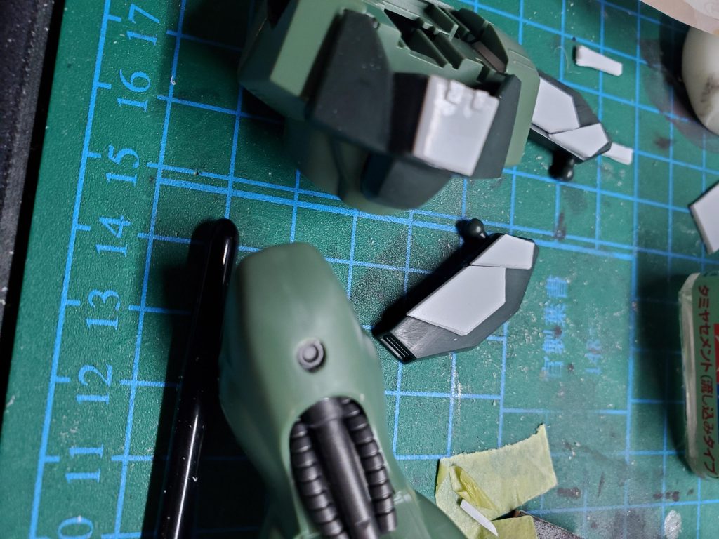 胸、腰アーマーがのっぺりとした印象だったので少しですがプラ板等でディティールアップしました。