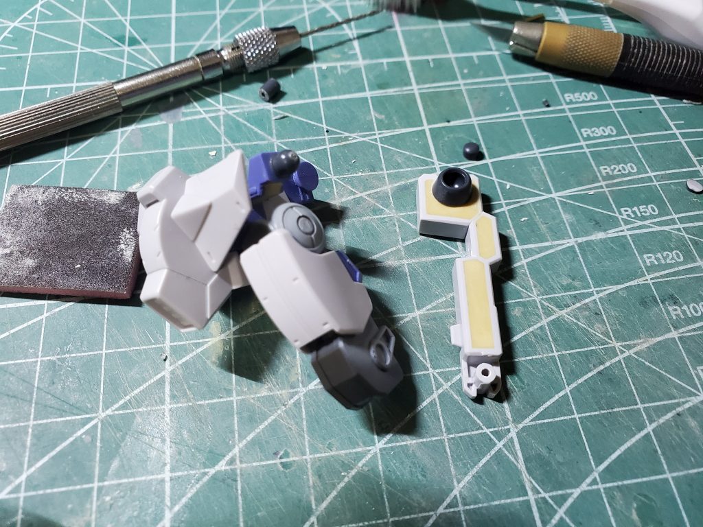 大変だったのは腰のサブアームの肉抜き穴を埋める作業で、接続方法ごと変えてます