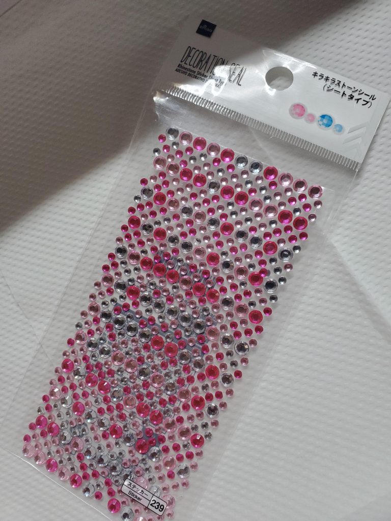 モノアイは１００均で購入したキラキラシールをペタり。