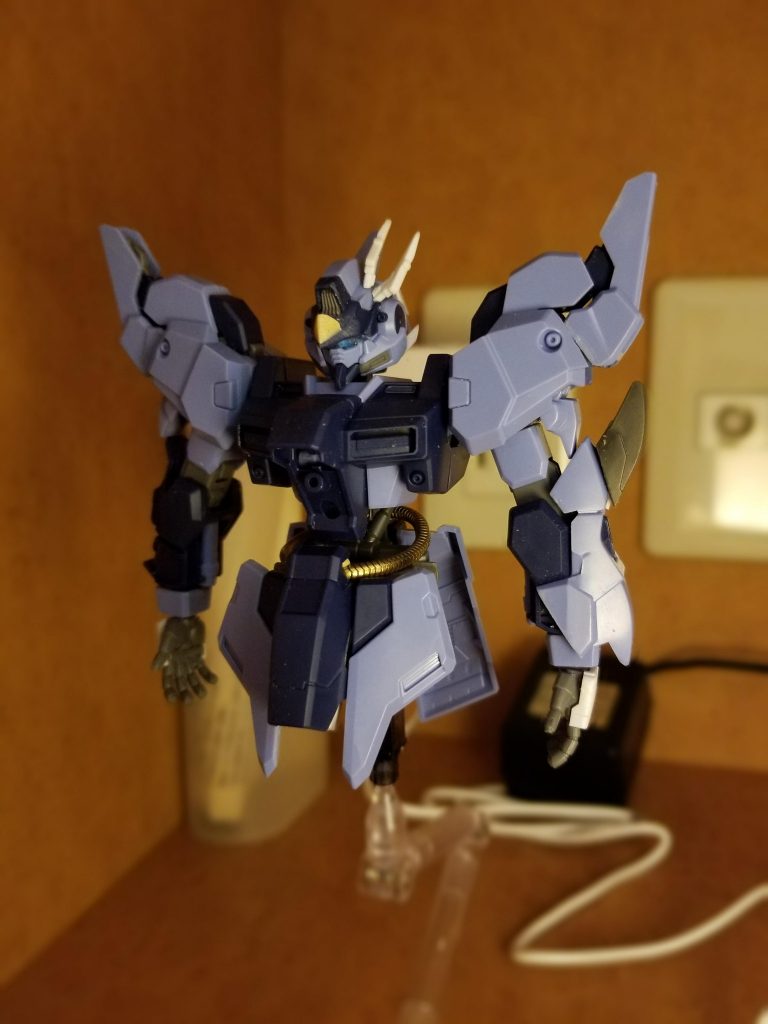 制作工程最初のころです。大体のイメージは頭の中にあったのですが、いざ形にしていくとバランスが悪かったり等、結局行き当たりばったりになってしまいました。腰にガンダムフレームを使用しているのが分かりやすいですね。