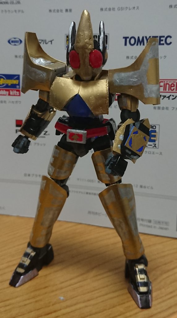 100均でパテを買い、頭を制作し直して、レジンで目を作り、マニキュアと金のマッキーで塗装しました。