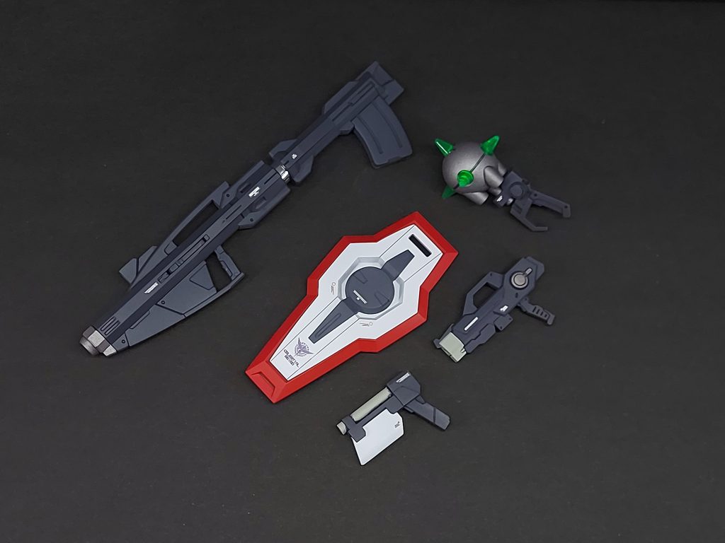 RX782の武装を意識して、アストレアのバズーカとハンマーを装備させました。ピストルは自作の物です。