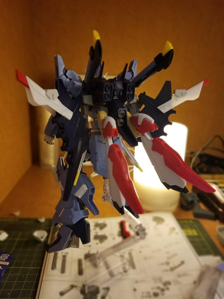 塗装前の後ろです。プロペラントタンクの接続部だけ残し、そこにパテでフェニックスの羽をつなげました。