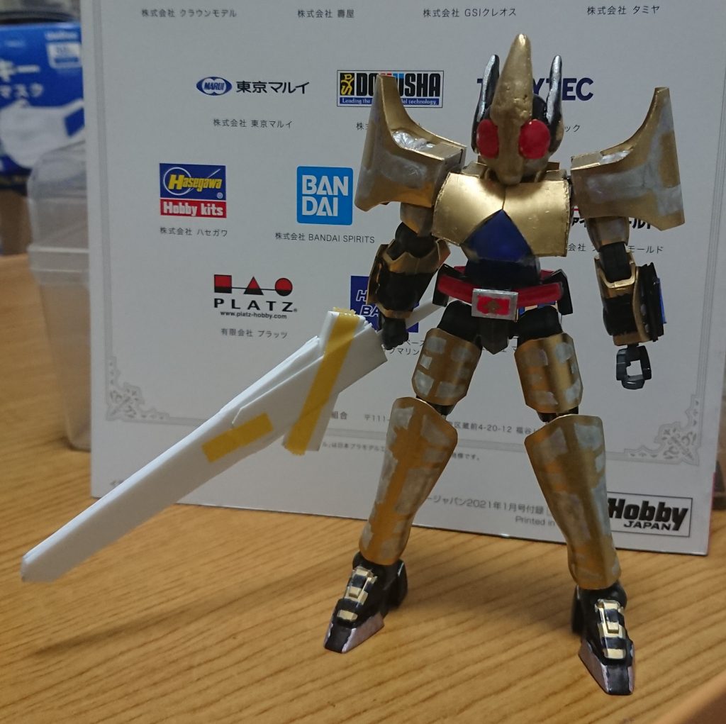 当初は、ダブルオーの武器を使う予定だったのですが、気に入らなくなったので、プラ板と樹脂粘土で１から作りました。その際、本体のディテールも付けることにしたので、樹脂粘土で作りました。