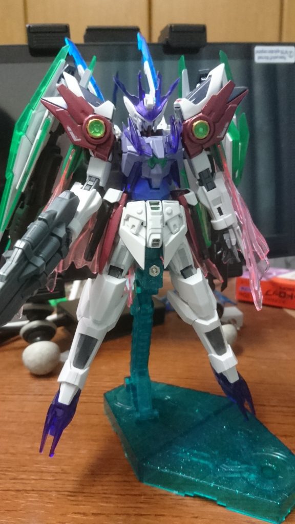 新しいキットが出るたびに組み込んでは壊して・・・主にクリアパーツの色が揃わないことが不満だった模様