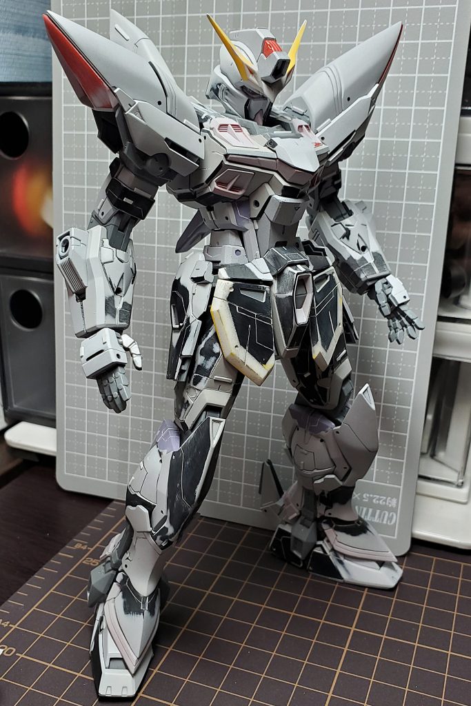 全身のディテールアップと腰部フロントアーマーの大型化、首を延長しました。