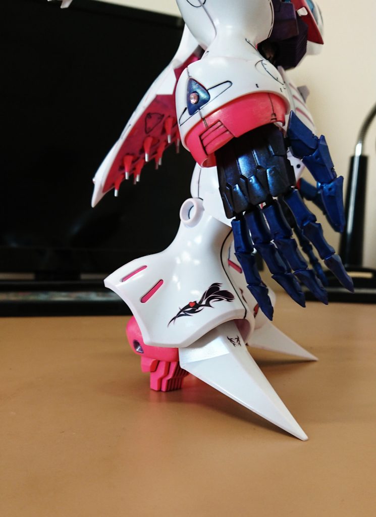 腕の所にジュエルシールでディテールアップし、足先は個人的にキュベレイの物好きなのであえて先細りを使用