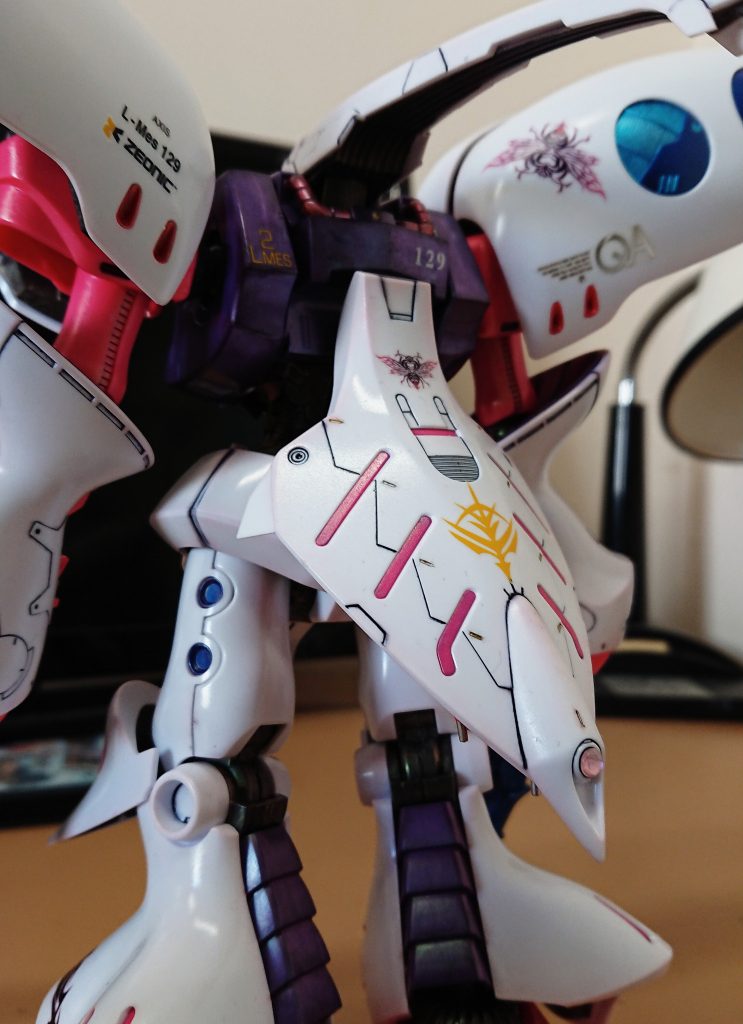 ファンネルコンテナ先端部にもジュエルシールでディテールアップしてます。