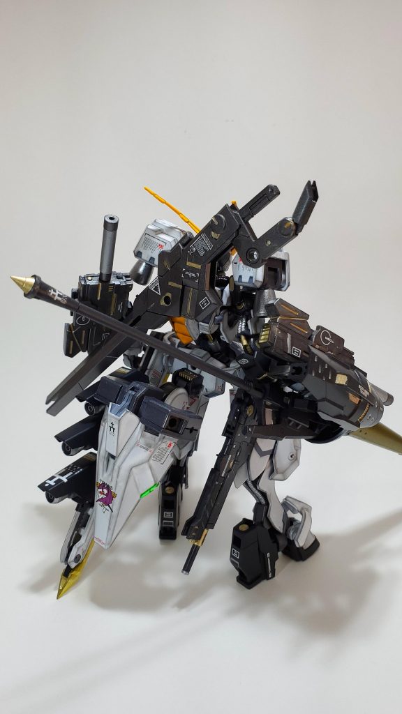 武器は全てマウントできますが重量過多になりそうですね。ウーンドウォートの鉄血版ということで武器はオルフェンズに登場する物を参考にしています。