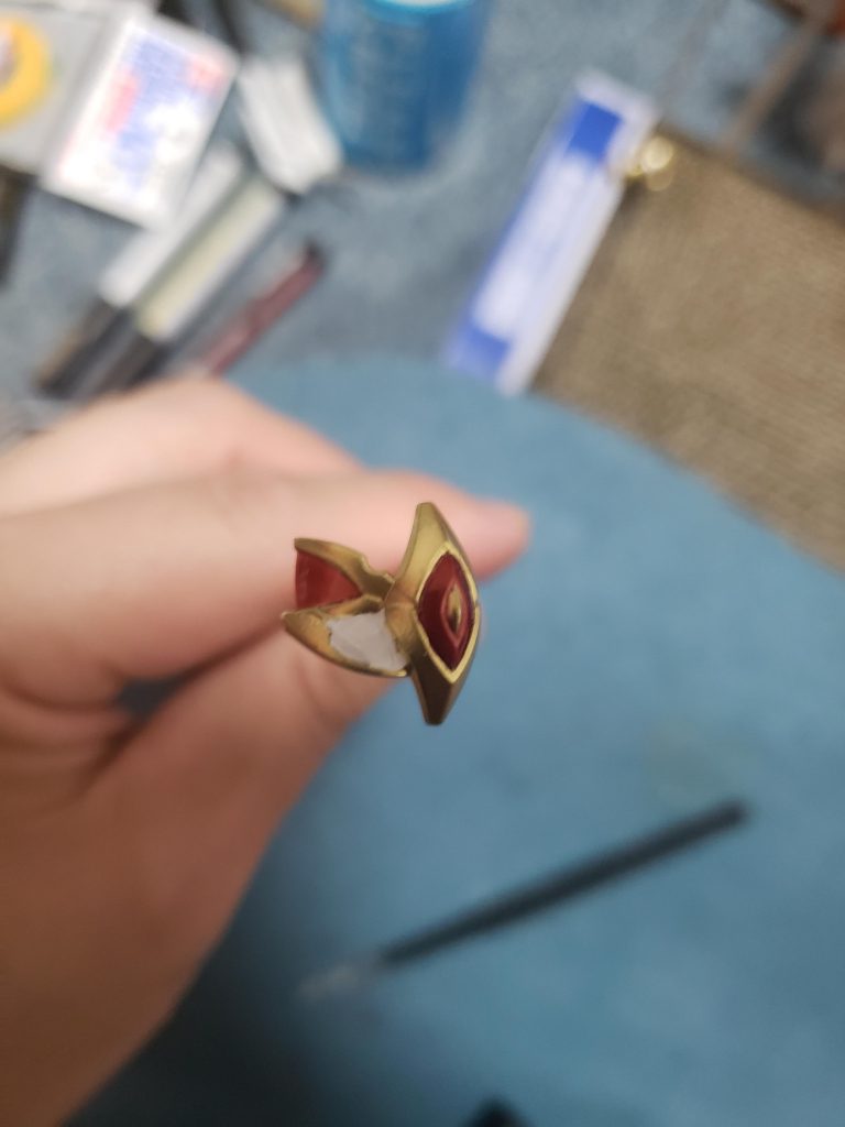 肩のパーツも金一色だったので、慣れないマスキングを行い色別に塗装を。