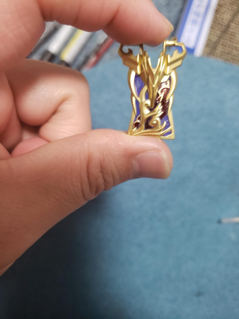 腰部前方のクリアパーツが2色のデザインなのですが、紫のクリアパーツだったので説明書を見ながらガンダムマーカーのロイヤルメタレッドを使用して塗装を行いました。