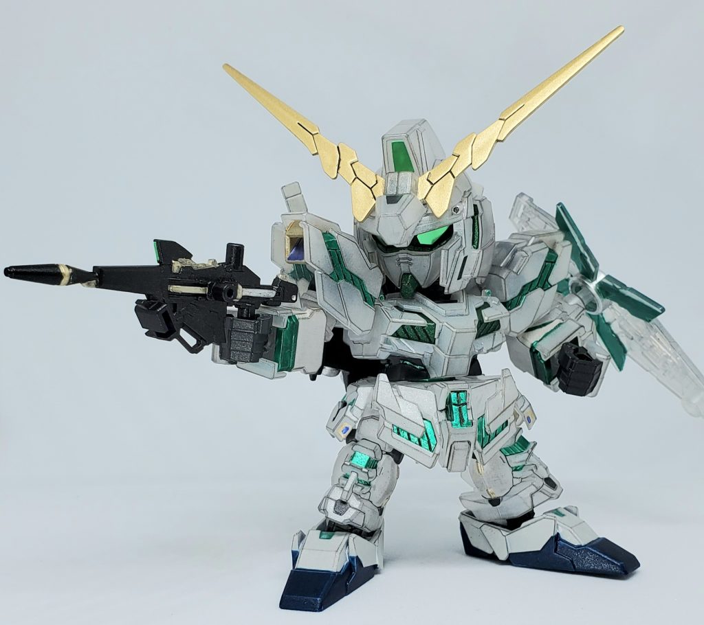 サイコフレームが透けすぎているように感じたので本体はパールホワイトを吹いて透明度をかなり下げています。また、輪郭がぼやけて見える印象だったのでパステルでエッジを強調しました。