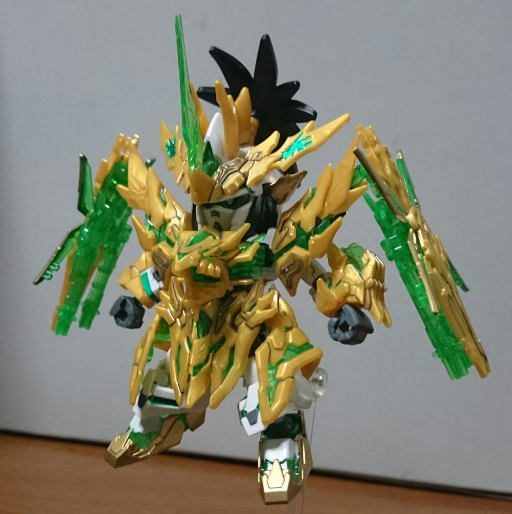 ・龍賢 龍賢ユニコーンガンダムパワーアップした劉備っスね。全体的に金ぴかっス。白い箇所も減ってるっス。……これって、むしろ覚醒版フェネ(ry……塗装箇所は…・ゴールド……耳、肩後面、スリッパ、万賢龍盾(羽)・メタグリーン……アンテナ(龍?ユニコーン?のようなモールド)、おでこ、後頭部、袖、左前腕ガントレット、アンクルアーマー、リアアーマー・ホワイト……足・グレー……肘関節、アンクルアーマー元の劉備と比べると、塗装箇所が格段に減ってるっスね