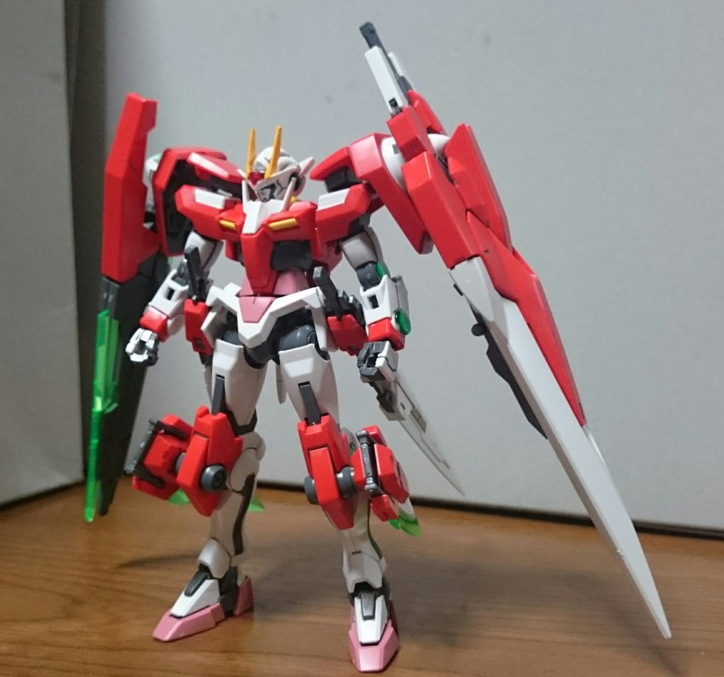 ・ダブルオーガンダム セブンソード/G インスペクション追加パーツのクリアパーツはクリアグリーン成形だけど、通常のダブルオーから続くクリアパーツは無色のままなので、各部コンデンサとGNソードIIロング/ショートはマッキーのグリーンで、アンテナ基部のクリアパーツ裏をロイヤルメタレッドで塗装してるっスカラーリングはシェリリンの趣味とのこと。かなり赤々しかったので、肩に白を追加したっスまた前腕のコネクタ部はピンバイス等で穴を開けてるっス