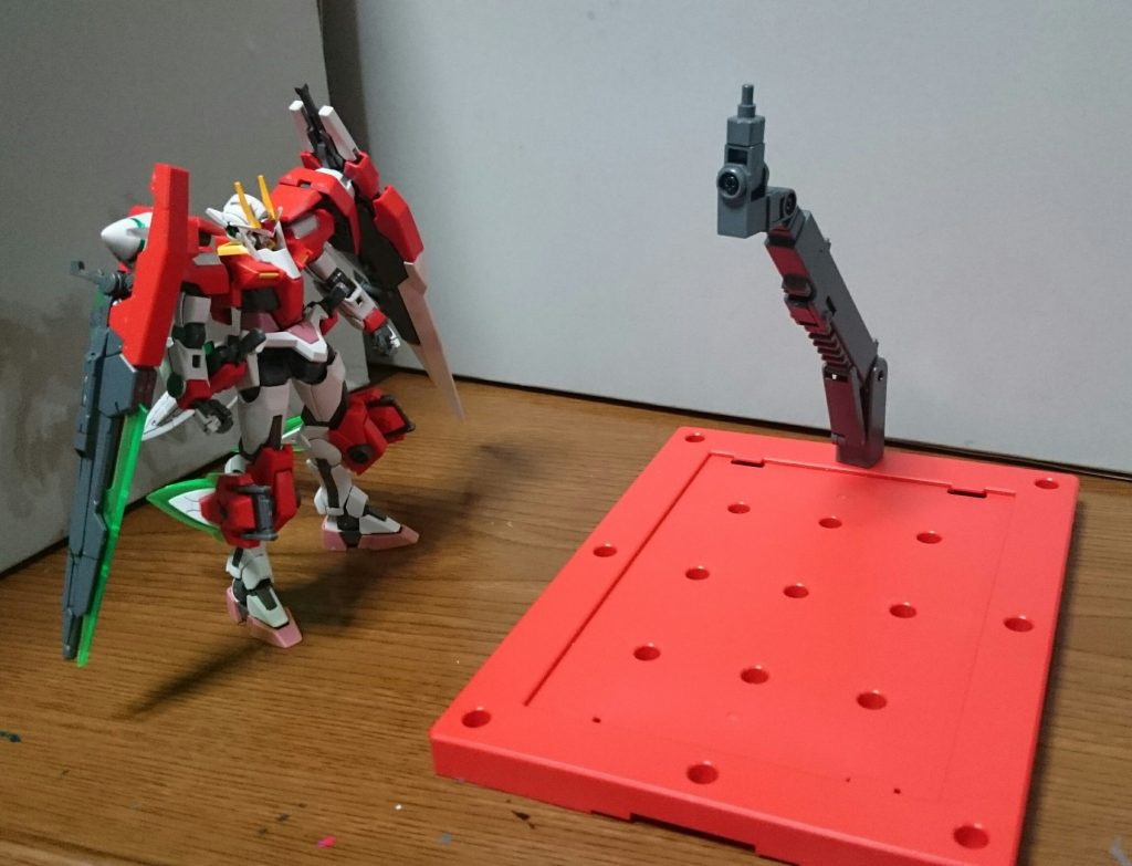 HGのインスペクション版はイベント限定品で、カードを挿入できるスペシャルアクションベースが付属するっス……サイズ的に入れるカード限られそう&少なさそう