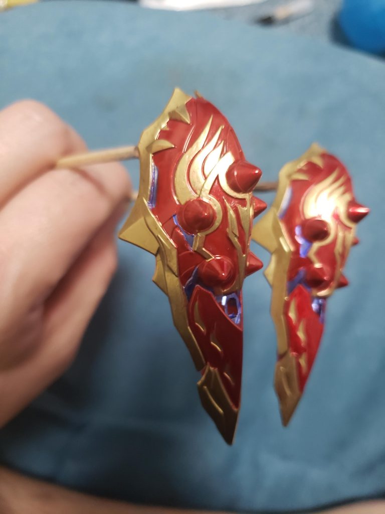 貂蝉クシャトリヤと言えばこれっ!ファンネルポッド?風のやつ×4つ!メタルバイオレット→ゴールド→ロイヤルメタレッドの順で塗装し、はみ出しを修正しながらを繰り返し…。まだまだ雑な塗装ですが、ゆっくりではありますが色々学び取り入れていきたいです。