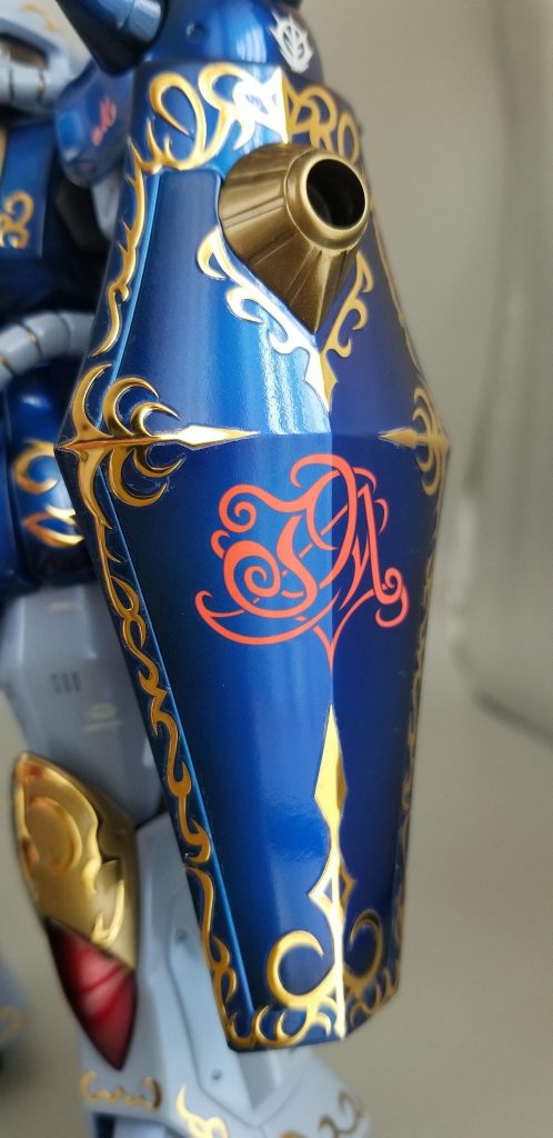 がんばってエングレを貼りました。かなりビビッてましたが、思ったよりはうまくいったかなと。（そこまで難易度高くはなかったです）ただ、これめちゃくちゃホコリがつきます。涙