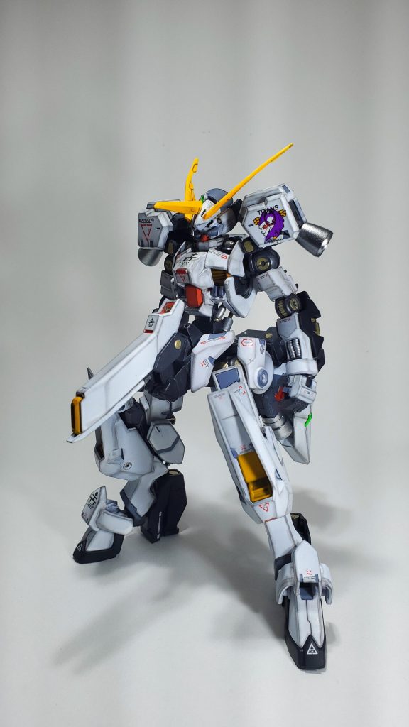 TR-666 ガンプラ ウーンドウォート厄祭戦時、戦闘により大破したガンダムフレーム機を修理改修した機体。様々なオプション、追加兵装を用いることで真価を発揮するがガンダムフレームが用いられていることもありMSとして高い基本性能を有している。