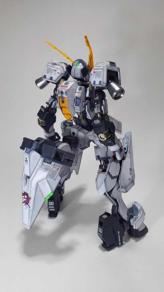 腰部にプロペラントタンク、スラスター、センサー等の複合ユニットを装備。また、オプション兵装用のハードポイントも兼ねている。AOZシリーズと鉄血系のキットを主に使用して作製しました。ウーンドウォートの特徴的な部分はそのまま使用して全体のシルエットを下半身が大きく見えるよう延長工作等をしています。その他によりウサギっぽく見えるように意識してプロポーションを考えました。