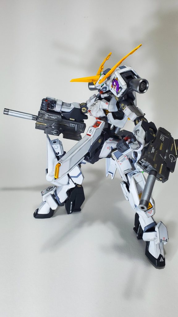 ④腕部無反動砲腕部に装備するオプション武装。固定式にすることで反動を軽減している。砲身が短く小回りの効く武装。