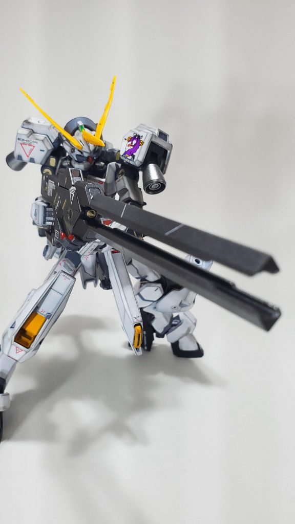 ⑤大型レールガンナノラミネート装甲を数発で突破できる高威力のレールガン。砲身は高硬度レアアロイ製で変形により近接武器となる。