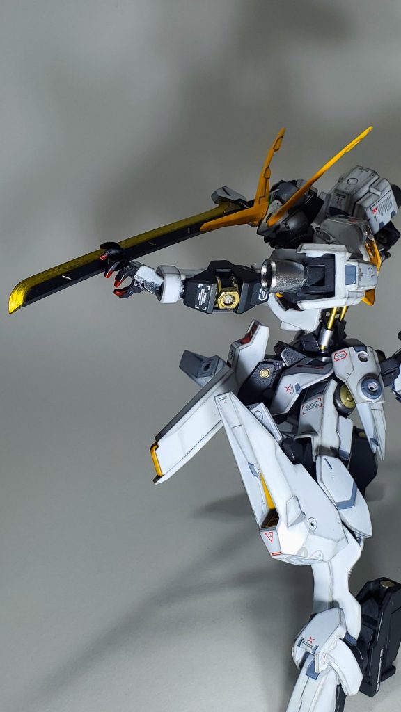 ③刀ブーステッドソードを鞘として内蔵されている刀。ナノラミネートアーマーを両断する切れ味を持つ。