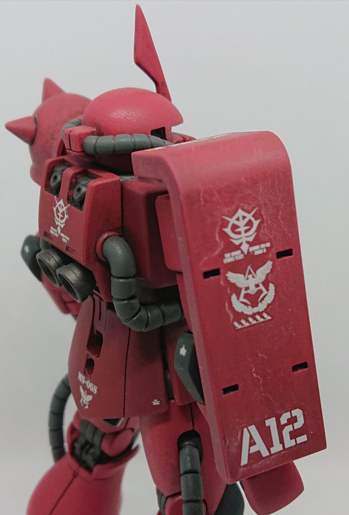 頭部のツノもプラ板で大型化しました。つや消しコートがおもいっきり白かぶりしてます。雨の日にやってはいけないですね。