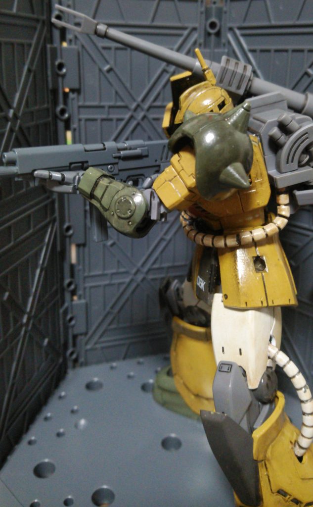 ガルマ・ザビ親衛隊員時代には、当時配備されたばかりのMMP-80を装備することも多かった。