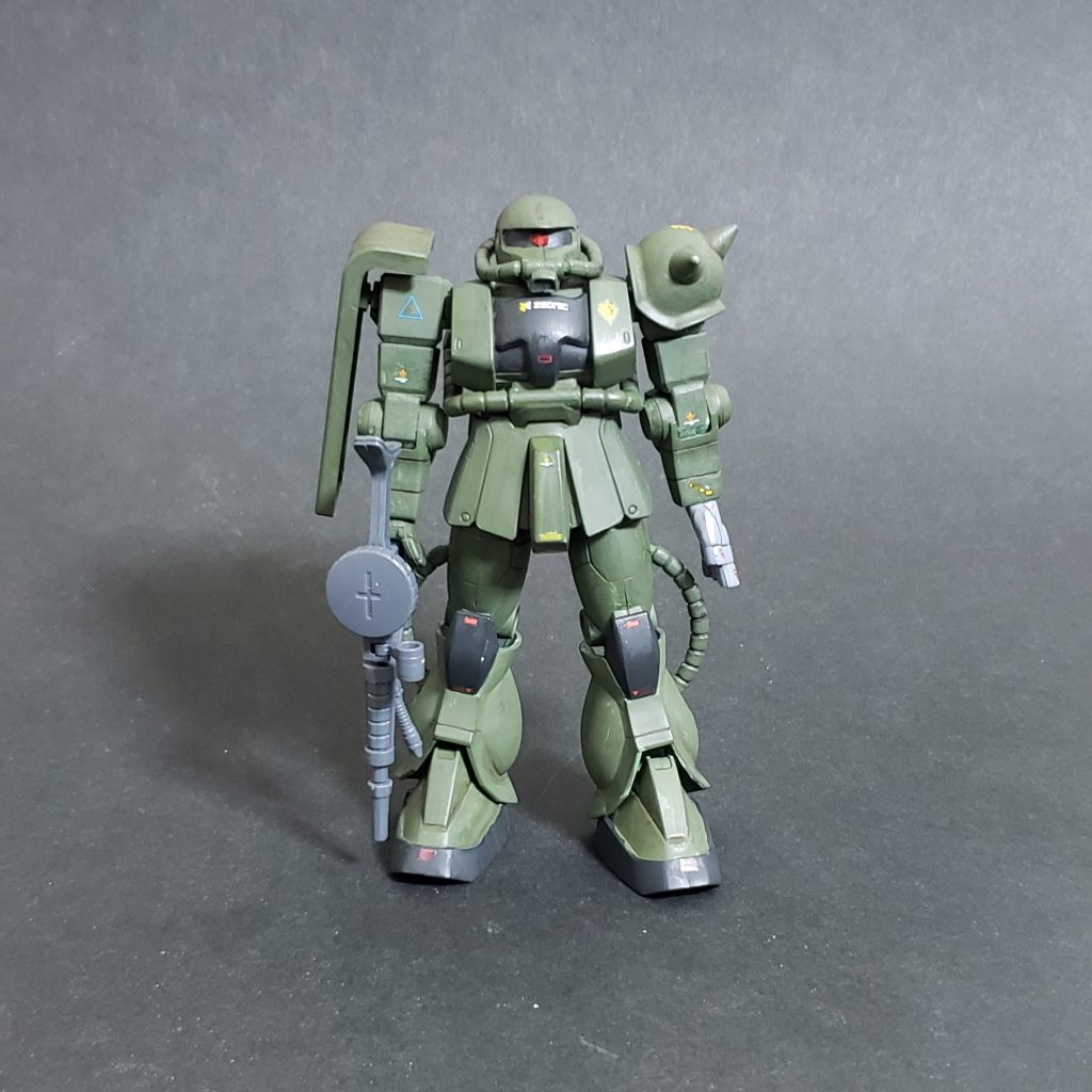 FGのザクは立ち姿が良かったので(可動等は察してあげて下さい)無改造で遊ぼうと思っていたんですが、妖怪さんに左手を隠されました。