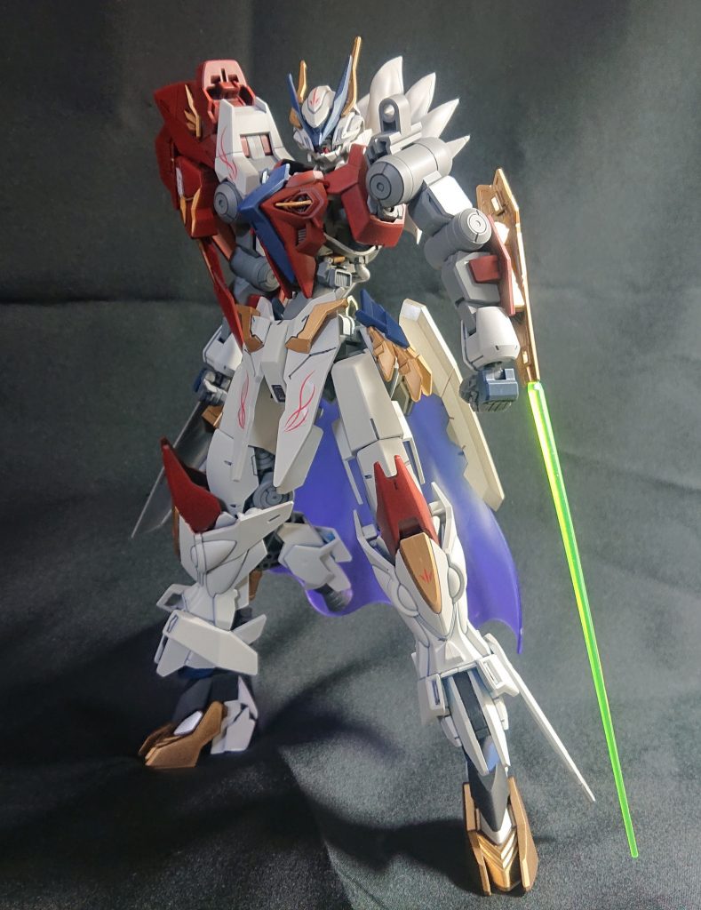 左手にはビームサーベルを装備。展開時は上下の向きを変えます。