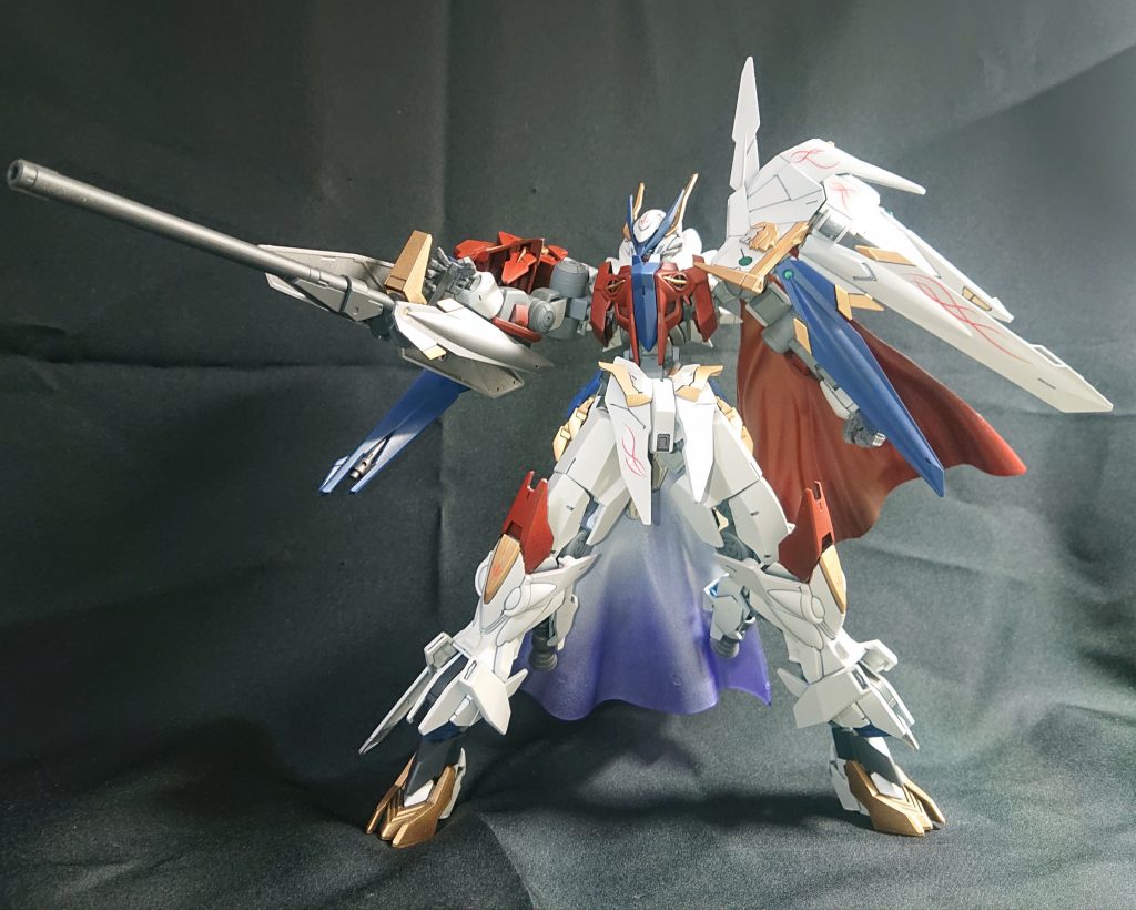 「キメラブレス」バスターライフル、シールド、ブレイドを纏めた複合武器。状況に応じてパージ可能。