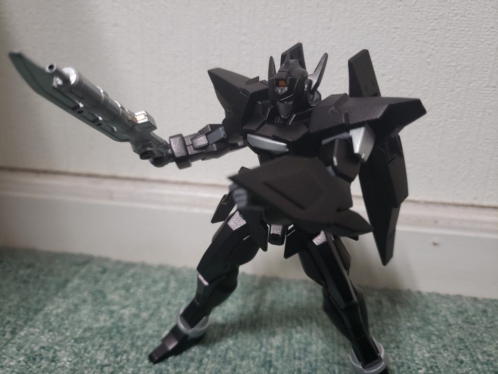  「ドッズブレードライフル」はバトルアームアームズのソードライフルを使い、ヤスリで刃部分をとがらせ、30MMのパーツでドレスアップ。シールドはプラ板使って自作しました。   