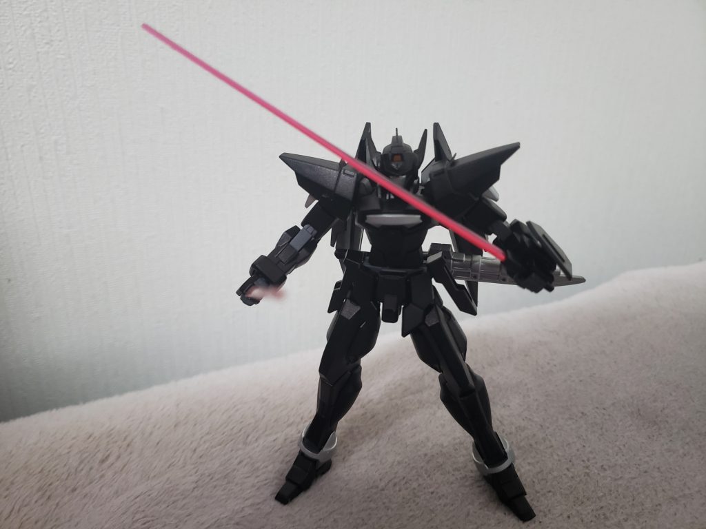 ビームサーベルももちろん使えますただ着脱したとき塗装が剥がれないように基部を削ったせいで、腰にマウントしたときにすごいポロポロ落ちます