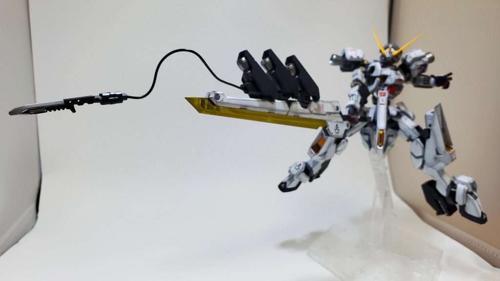 ②ブーステッドソード3機のバーニアを搭載した大剣。更にプロペラントタンクやフルアーマー形態ではテールスタビライザーの役目を担う。先端はアンカーとなっている他に内部には刀を搭載している多機能兵装。