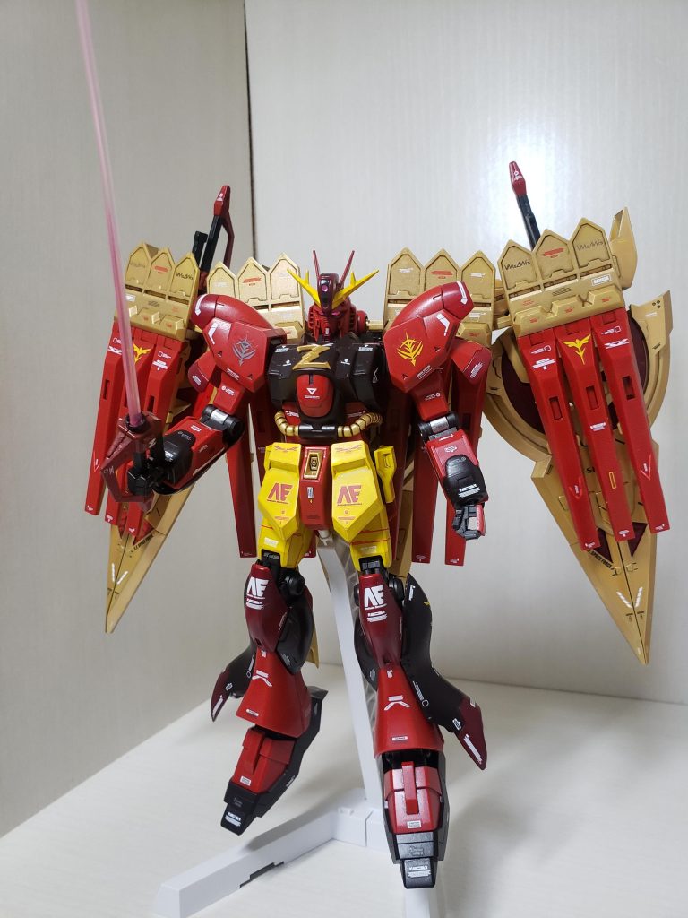 正面ショット。ビームサーベルが似合う!ビームライフル案も散々迷って、今回はサーベル機体にしました。