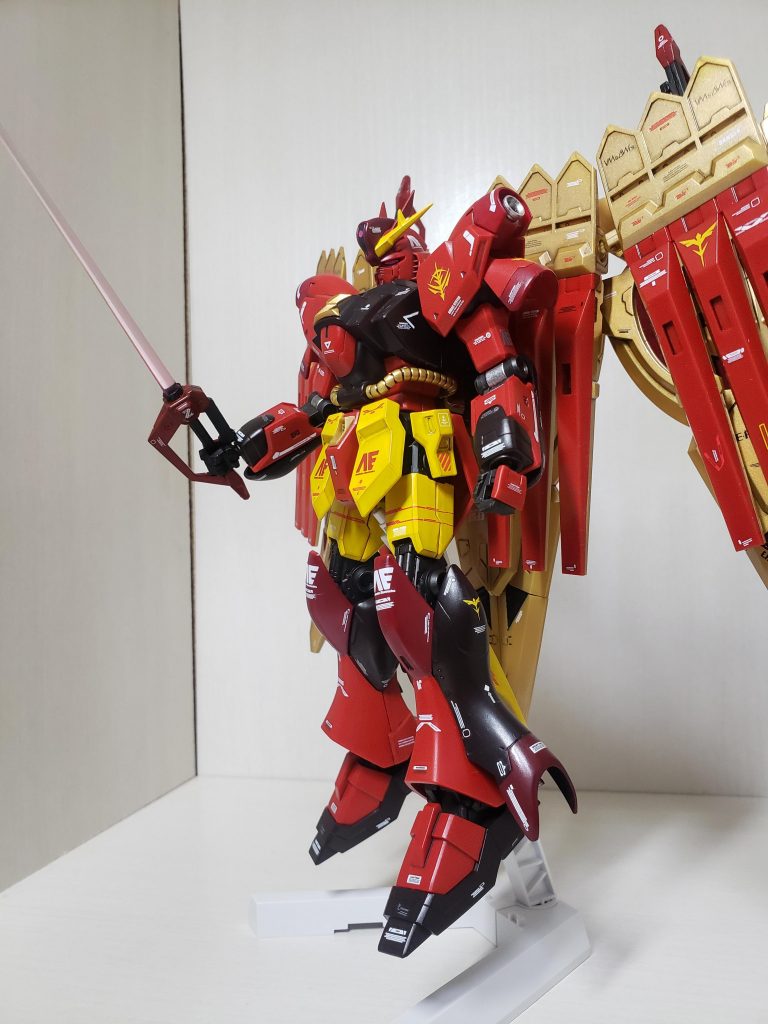 ジオニックソードの握り手部が抜けビームサーベルにもなる脳内設定です(^.^)ガンダムヘッドのアナハイムマークがお気に入りです。自己満全開w