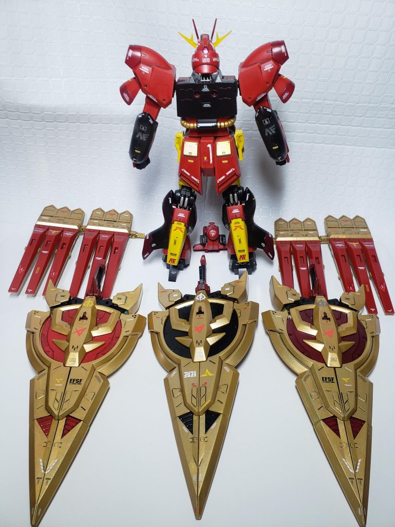 本体パーツ分離。デカール貼り、泣きみました(ToT)無計画でばつばつ貼ってたら、所持してるガンダムデカール、あれが足りない、これが足りない状態に。ちーん。ずっと長考(汗)