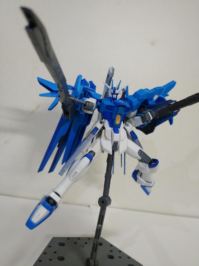 GNビームランチャーと30mm径6銃身ガトリング砲を搭載したコンバインシールド。GNビームランチャーは、非使用時は右肩のGNドライブユニットに折り畳まれてマウントされています。長物は絵になりますね。