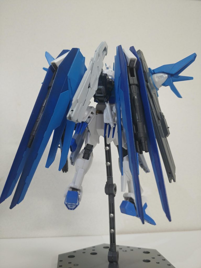 後ろから。お…重そう笑バインダーにはGNガトリング砲、背中にはGNアロンダイト、腰部背面にはGNビームサーベル2本とGNファングを6基搭載しています。