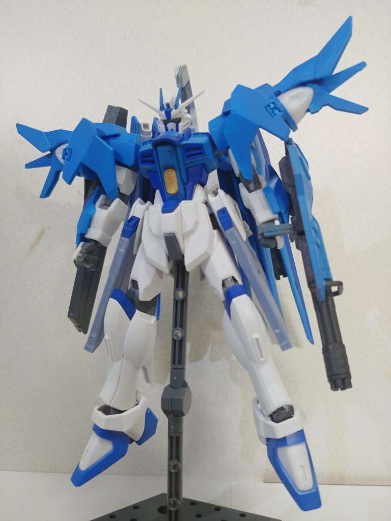 前から一枚。フリーダムガンダム、ストライクフリーダムガンダム、ダブルオースカイ（ハイヤーザンスカイフェイズ）のミキシングです。機体名はドイツ語で天空を表す語とドイツ語で剣を表す語を組み合わせた造語になります。さしずめ、「天空の剣（つるぎ）」といったところでしょうか。こういうネーミングが好きなんです笑後ろが重くて自立できないため、GNドライブでずっと浮遊しててもらいます。
