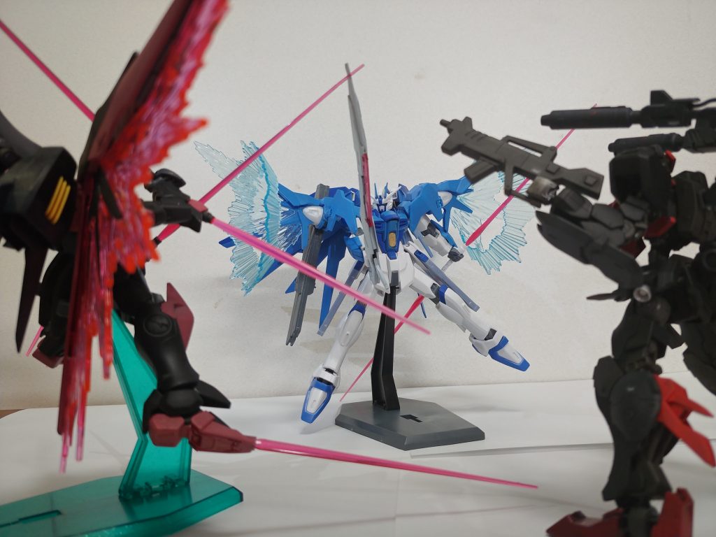 兄弟対決！！？？最後までご覧頂きありがとうございました！構想から製作に着手するまで数多の時が流れ、完成間近から完成までも、トラブルにより時間がかかってしまいました。無事に完成して良かったです笑兄が製作した私の機体のコンセプトは超近接特化のトリッキーな機体、兄が製作した私の弟の機体は火力重視の射撃機体、そして私が製作した兄の機体は高機動高火力の万能機のイメージです！イメージ通りの機体を作ることができました！さらにガンプラ製作の腕を磨き、より良いものを作れるように精進して参ります！最後までご覧頂きありがとうございました！