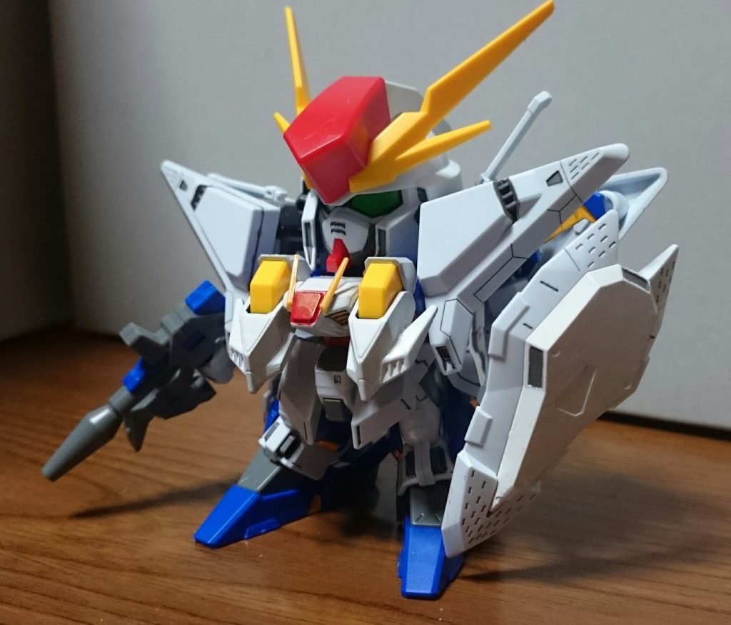 ・ΞガンダムPVで呼ばれてた「Ξ G(クスィージー)」という呼称がお気に入りっス！元キットとの変更点は……①一部カラーリングを劇場版風に変更②胸部にアンテナを追加③肩にある腕の受けの一部をくり貫いて、腕の横方向へのスイングを可能に④SDEXトライバーニングから平手を移植……③はちょっと失敗…腕が少し抜けやすくなるのは覚悟してたんスけど、右側をくり貫きすぎてしまい、ちょっとの振動でぽろるように…一応腕のボールジョイントを瞬接で太らせて、応急処置はしたけど…