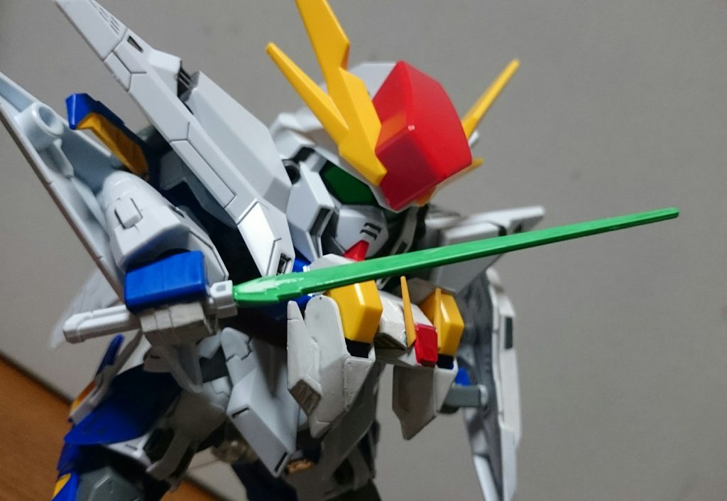 ・ビーム・サーベル元キットではピンクだけど、劇場版に合わせてグリーンで塗装っス。エフェクトの根本の部分は溶剤を染み込ませた綿棒で軽く擦ってそれっぽく