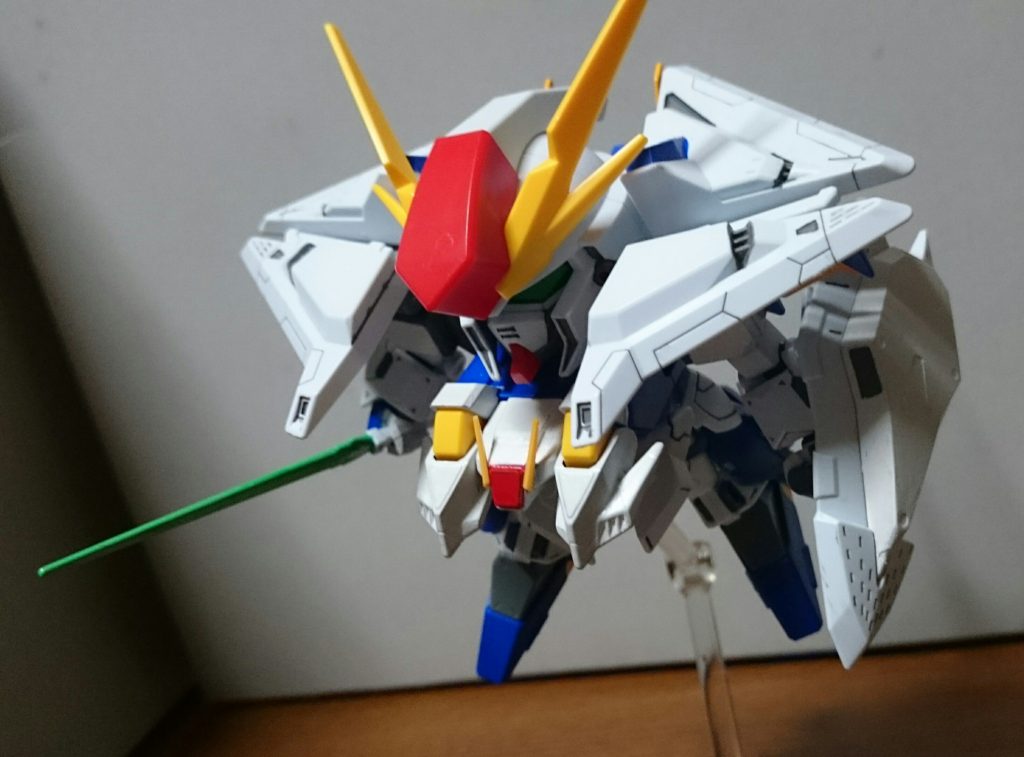 ・ミノフスキー・クラフト(飛行形態)胸部・肩装甲・背部ウイングを可動させて再現っス。ちなみに原作小説だとこのような変形描写はなかったり。