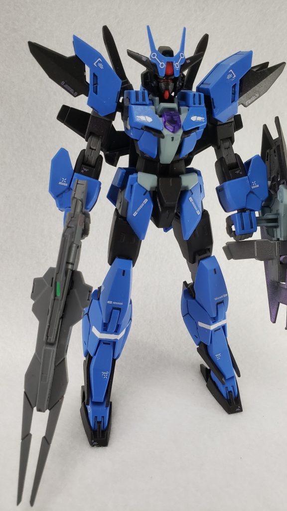 コンセプトは「アルスアースリィガンダム色のアースリィガンダム」……だったのですが、スプレー缶塗装では一番の鍵であるダークブルー部分の紫味が再現できずセミグロスブラックで妥協することになりました。その他のライトブルーなども紫が足りないので、アースリィガンダムの偽物というよりはアルスアースリィガンダムの偽物という感じですね。